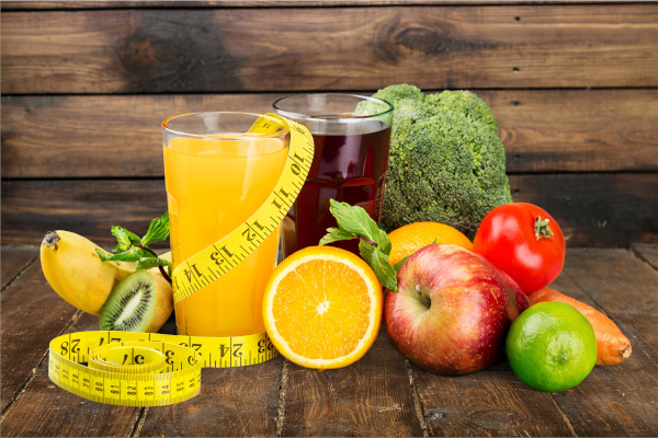 Diet. férfi fogja a térdét
